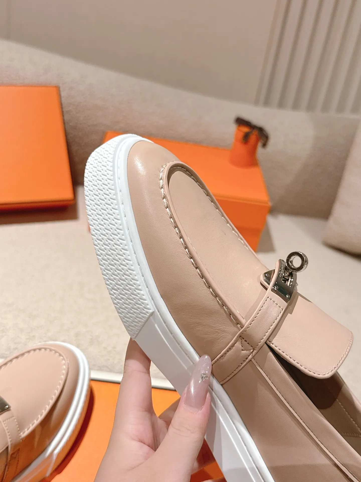 Men's shoes 💰640💰 Hermes# New Kelly buckle thick-soled loafers. Upper: cowhide/suede material. Lining: sheepskin lining. Outsole: exclusive molded outsole. Size: women's size 35-40, men's size 39-45 (female 41/male 46 customized, non-refundable)